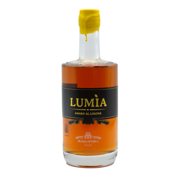 Lumia der Zitronenamaro aus Sizilien mit den ausgezeichneten Zitronen angesetzt
