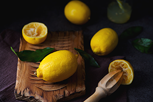 Zitronen mit Handpresse, um schneller an den Saft zu kommen … dafür liefern wir Ihnen jetzt das Material von Orangen bis Presse 